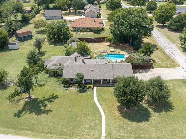 301 Meadow Knoll Drive, Double Oak, TX 75077