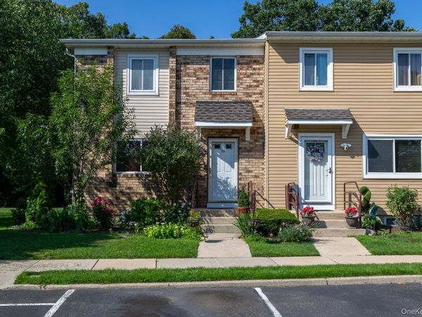 73 Town House Drive , Massapequa Park, NY 11762