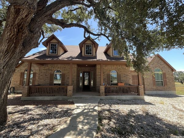 828 Martingale, Bandera, TX 78003