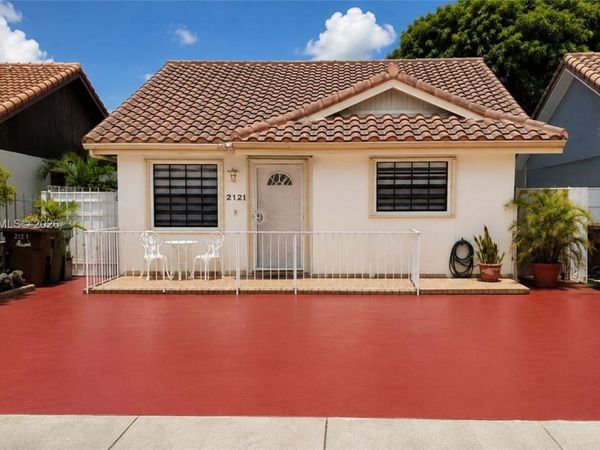 2121 W 54th St , Hialeah, FL 33016