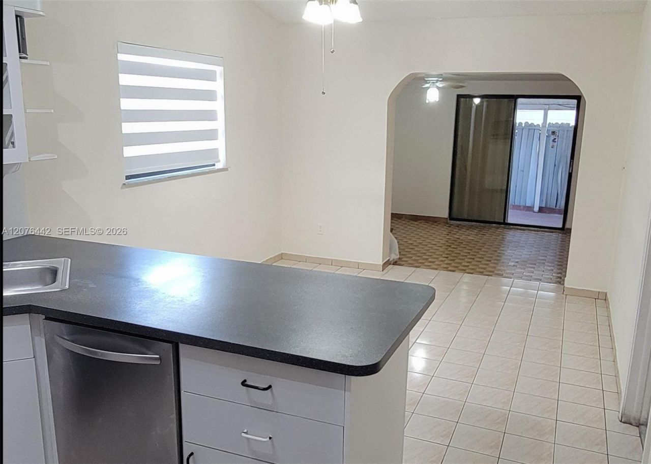 2121 W 54th St, Hialeah, FL 33016 Photo
