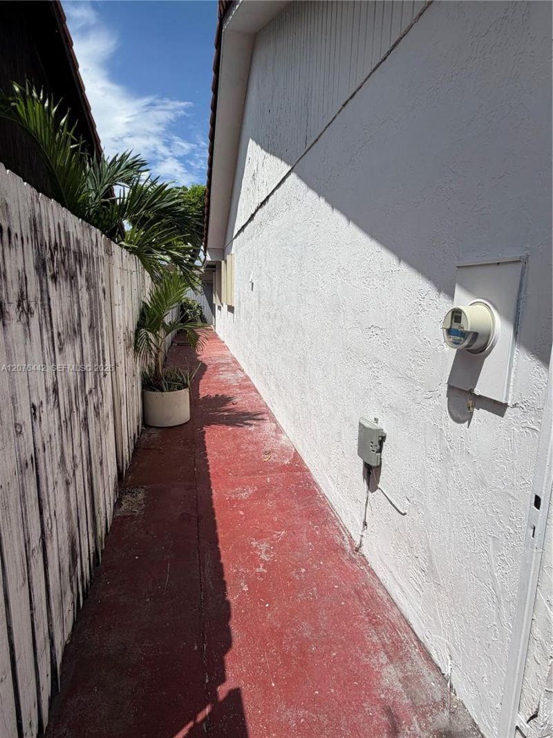 2121 W 54th St, Hialeah, FL 33016 Photo