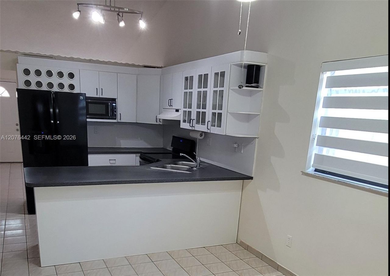 2121 W 54th St, Hialeah, FL 33016 Photo