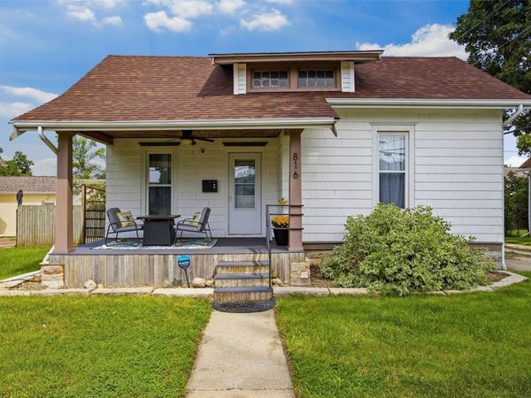 816 9th Avenue , Marion, IA 52302