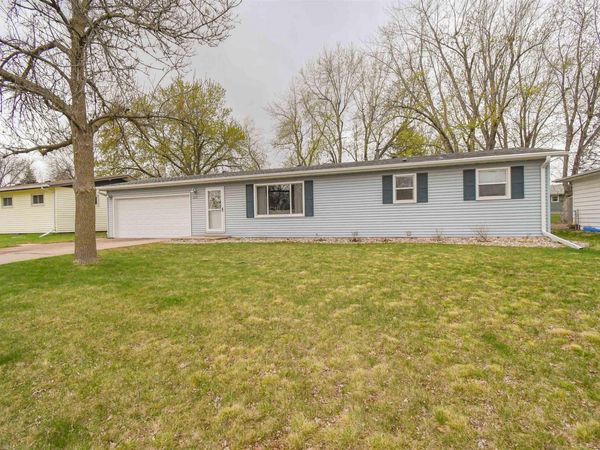 217 N Needles Dr, Brandon, SD 57005