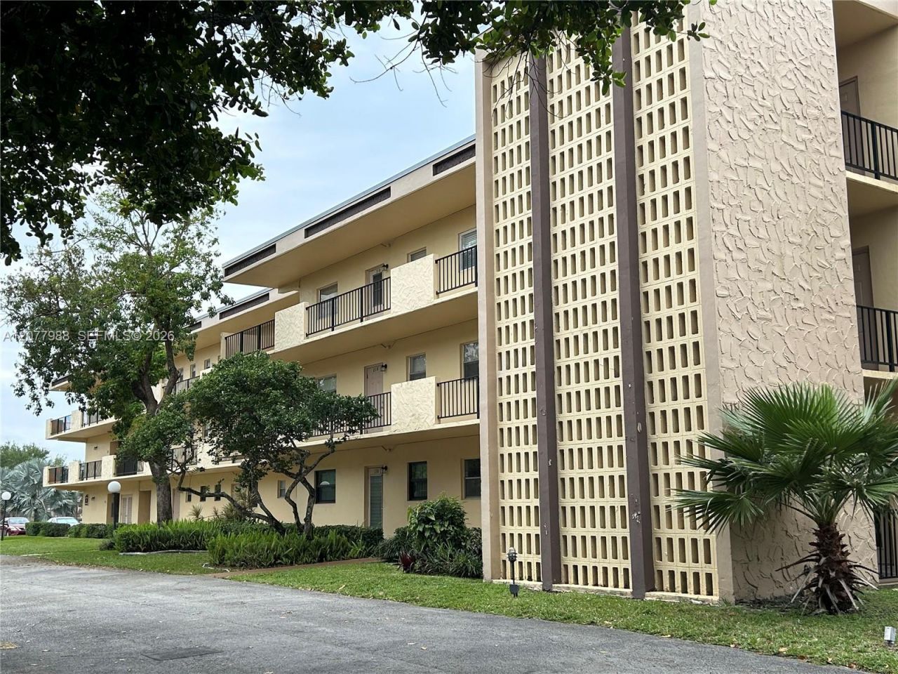351 Cambridge Rd , Unit 308, Hollywood, FL 33024 Photo