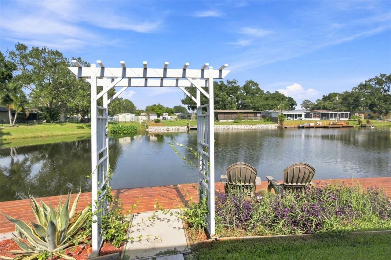10681 Seminole Forest Street E, Seminole, FL 33778 Photo