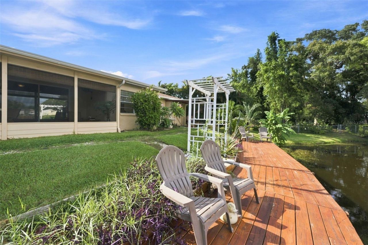 10681 Seminole Forest Street E, Seminole, FL 33778 Photo