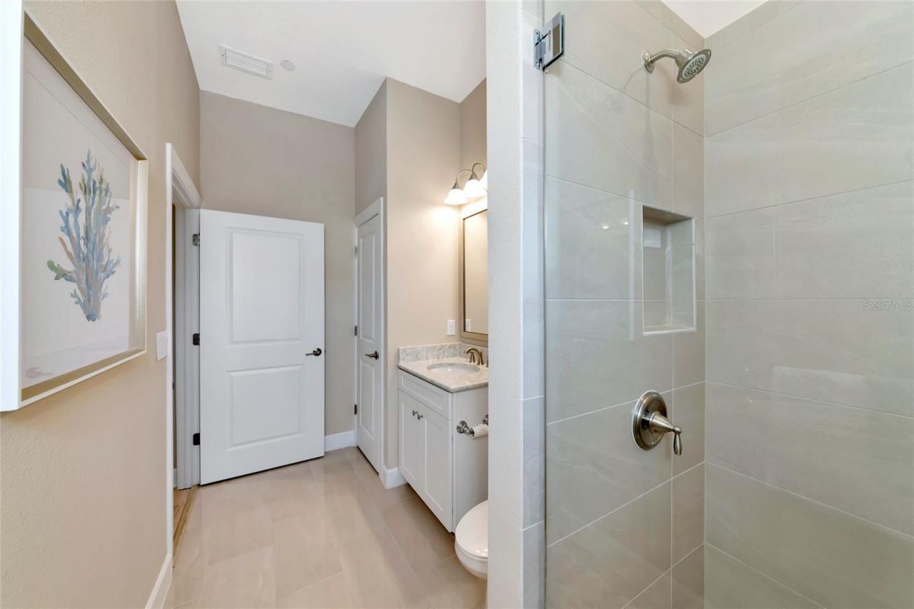 5589 Cannes Circle, Unit 4-102, Sarasota, FL 34231 Photo