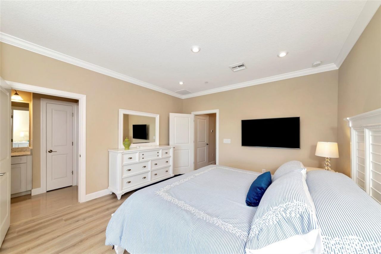 5589 Cannes Circle, Unit 4-102, Sarasota, FL 34231 Photo