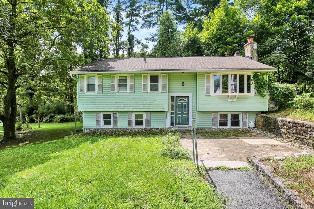 3323 E GALEN HALL ROAD, REINHOLDS, PA 17569