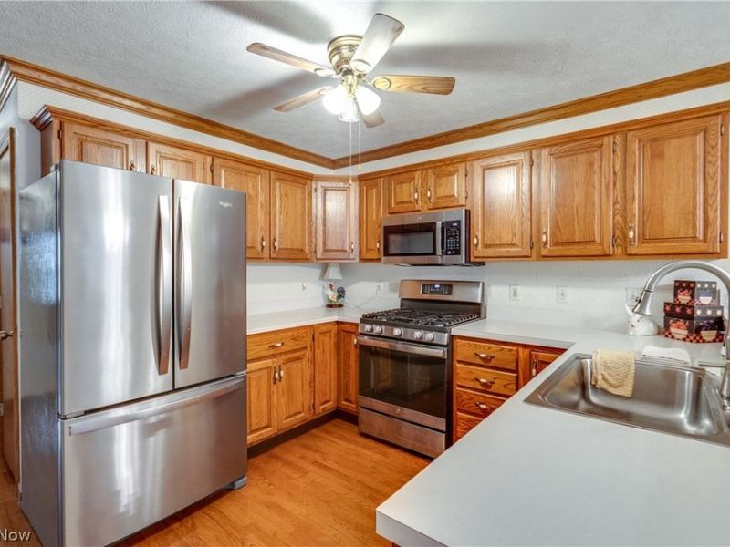 332 W Heatherwood Drive, Barberton, OH 44203 Photo 12