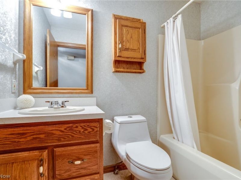 332 W Heatherwood Drive, Barberton, OH 44203 Photo 17