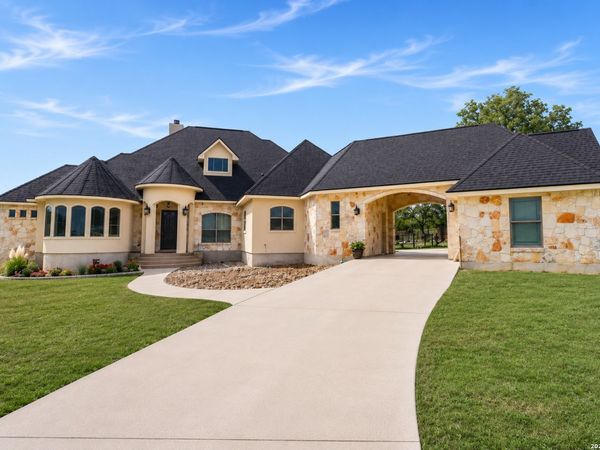 105 N Abrego Crossing, Floresville, TX 78114