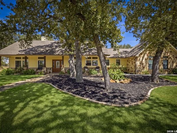 15 Post Oak Rd, La Vernia, TX 78121