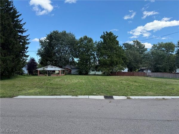 Coventry Boulevard NE, Canton, OH 44705