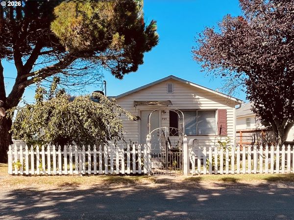 795 LAUREL AVE, Reedsport, OR 97467