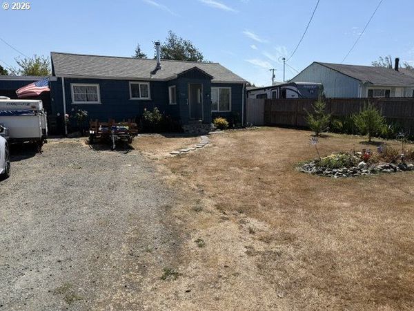 1704 MAPLE ST, Myrtle Point, OR 97458