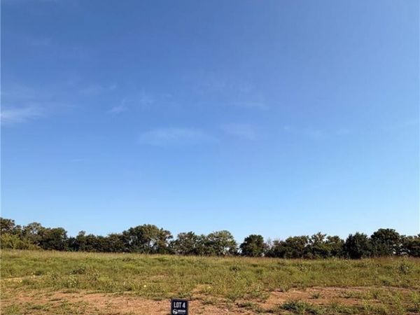 1080 Creekside Ranch Drive, Raymore, MO 64083