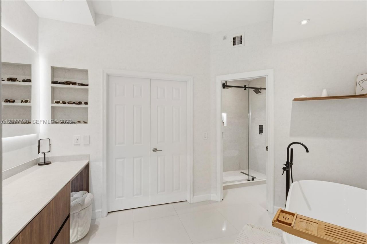 3500 Mystic Pointe Dr , Unit 104, Aventura, FL 33180 Photo