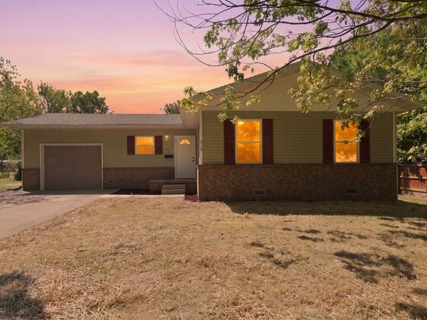 516 E Springfield Street , Aurora, MO 65605