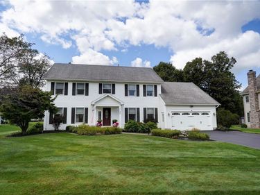 77 Wakecliffe Dr, Rochester, NY 14616