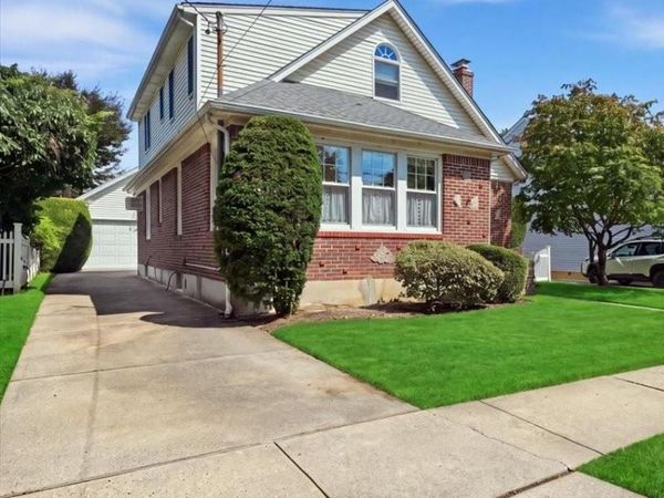73 Chestnut Avenue , Floral Park, NY 11001