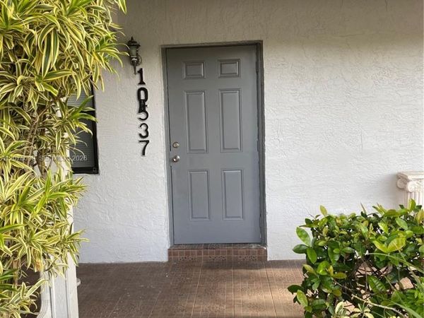 10537 NW 8th St , Pembroke Pines, FL 33026
