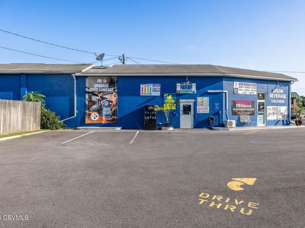 910 W MARKET Street, Lewisburg, PA 17837