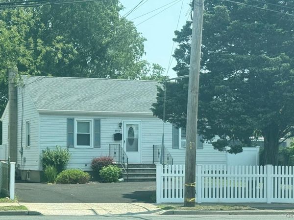 842 N Wellwood Avenue , Lindenhurst, NY 11757