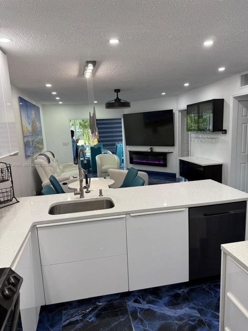 5121 W Oakland Park Blvd , Unit 212, Lauderdale Lakes, FL 33313 Photo