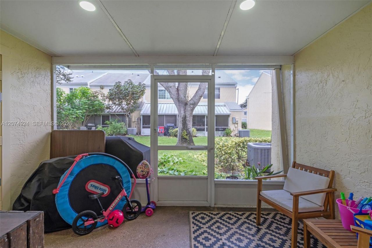 2916 Dorchester Ln , Cooper City, FL 33026 Photo