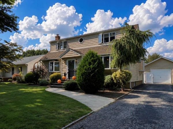 3995 New Road , Seaford, NY 11783