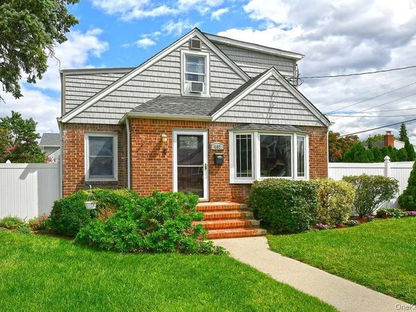 102 Roxbury Road , Franklin Square, NY 11010