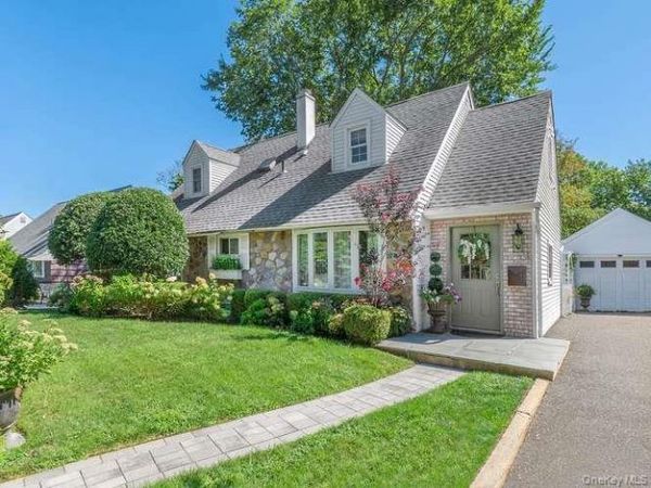 9 Robert Road , Glen Cove, NY 11542