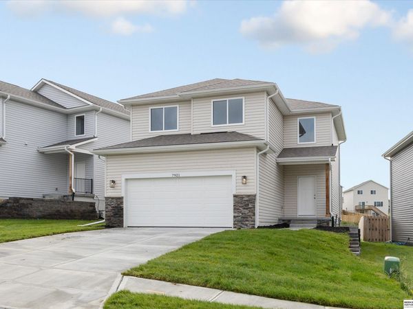 7921 N 94th Street, Omaha, NE 68122