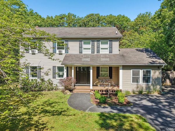 4 Wooded Lane , Hampton Bays, NY 11946