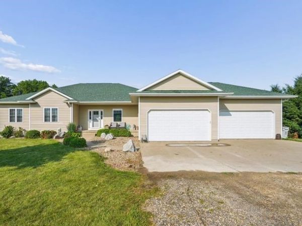 7997 218th Ave, Martelle, IA 52305