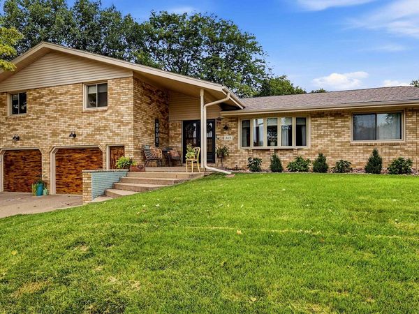 3115 Spring Valley Road, Dubuque, IA 52001