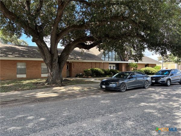 609 E Locust Avenue , Victoria, TX 77901
