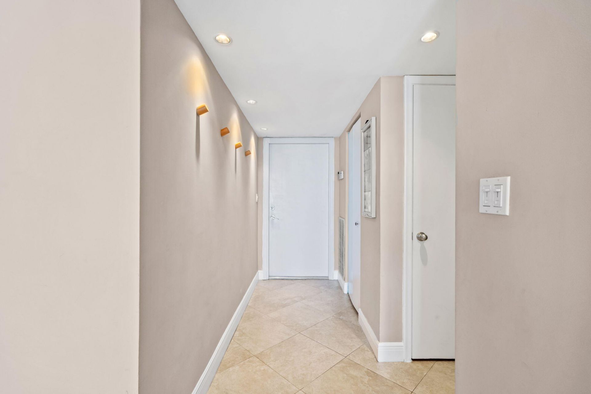511 Bayshore Drive, Unit 810, Fort Lauderdale, FL 33304 Photo