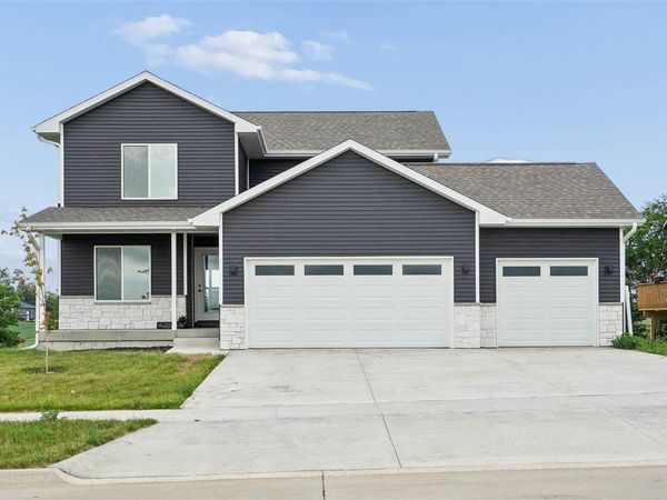 808 Crestview Dr, Solon, IA 52333