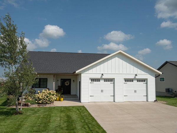 1305 PROVIDENCE PL SE, Orange City, IA 51041