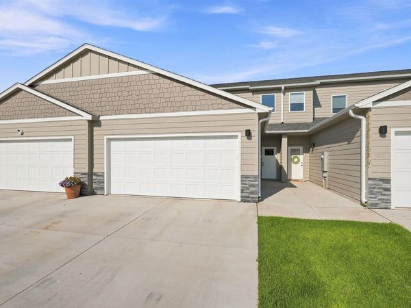 5515 Huntwood Ave, Sioux Falls, SD 57108