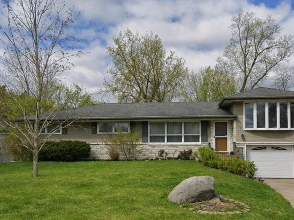 810 Oakwood Drive, New Brighton, MN 55112
