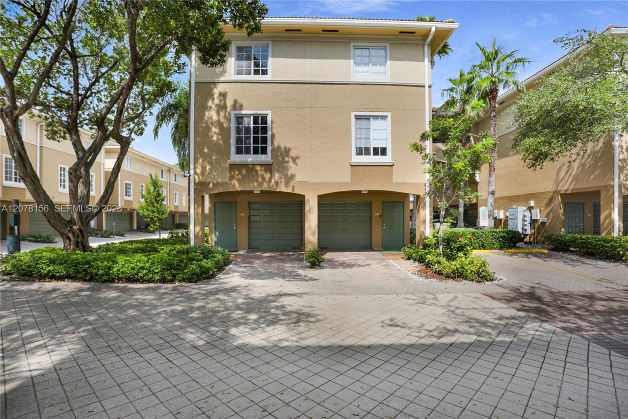 2941 NE 185th St , Unit 1305, Miami, FL 33180 Photo
