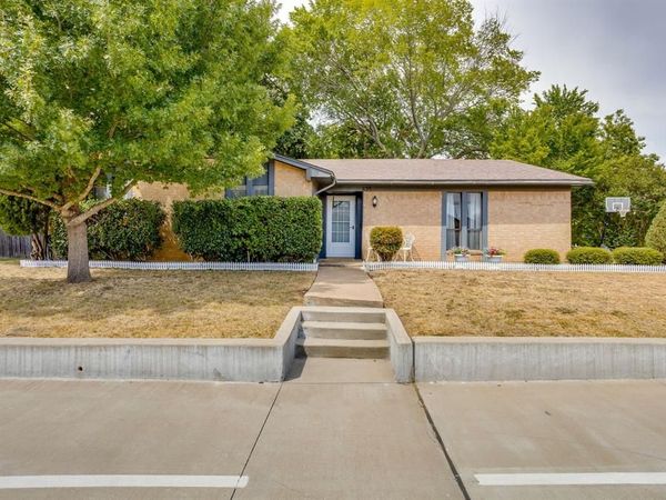 435 SE Gardens Boulevard, Burleson, TX 76028