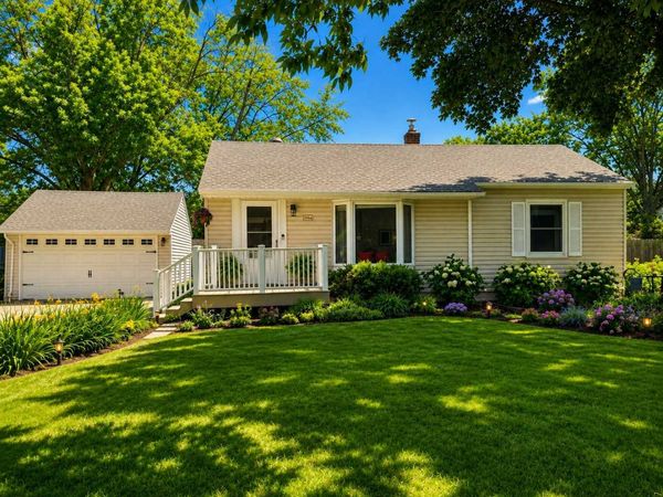 2966 Simpson Street , Roseville, MN 55113