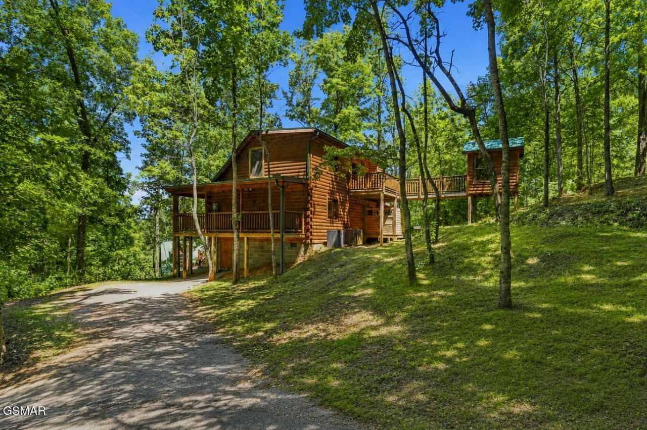1824 Rhododendron Lane, Sevierville, TN 37876 Main Photo