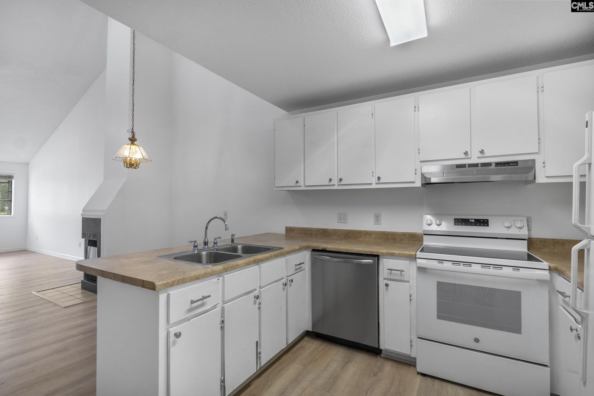104 Evian Place  Photo 8